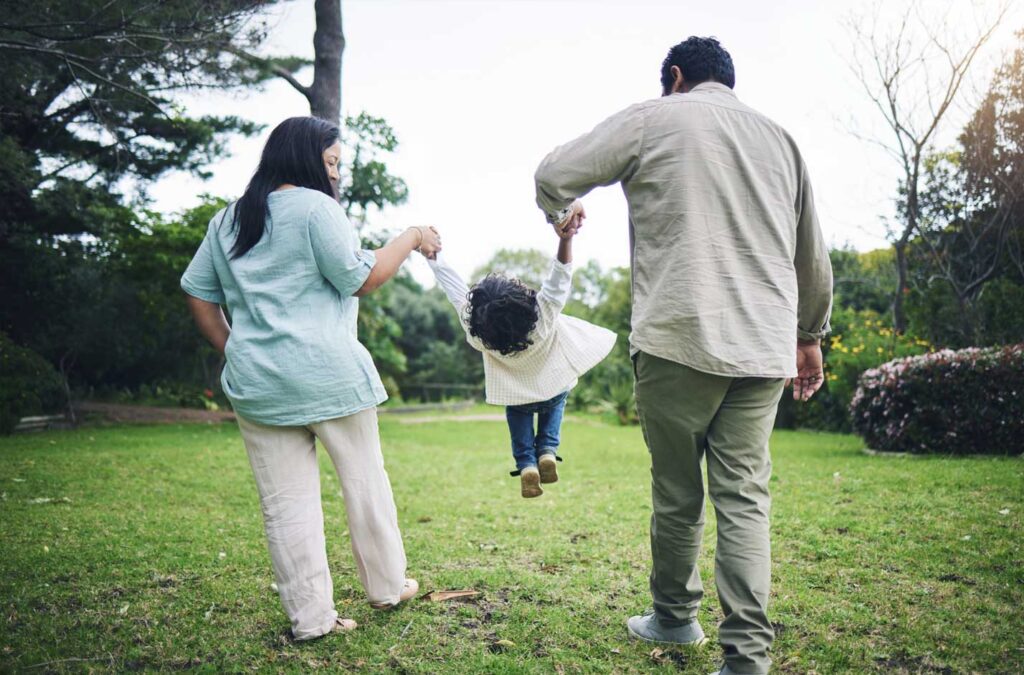 parents-swinging-child